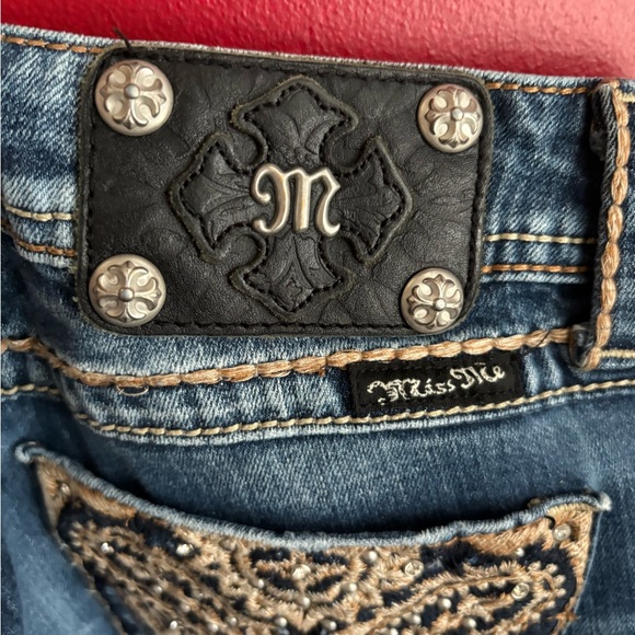 Miss Me Cut-off Jean Shorts - Picture 5 of 9